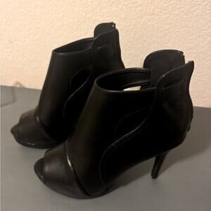 Tinstree - size 8 black peep toe ankle bootie high heels
